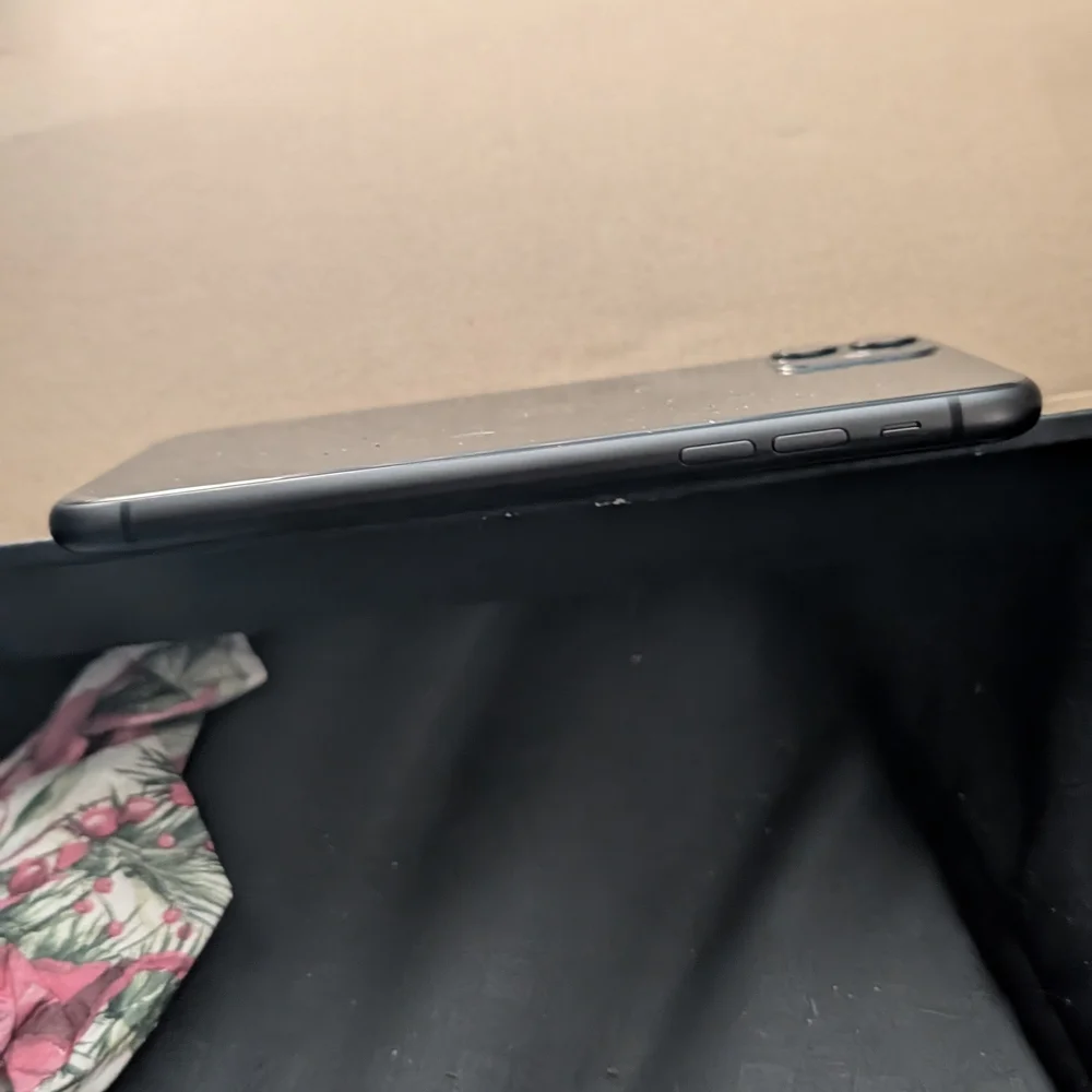 Apple iPhone 11 - Sleek Black - Picture 2 of 6